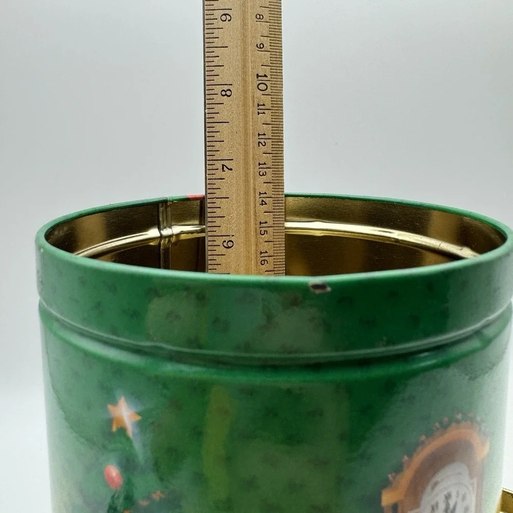 1993 Hershey Reeses Peanut Butter Cup Winter Christmas Santa Metal Tin‎ Vintage